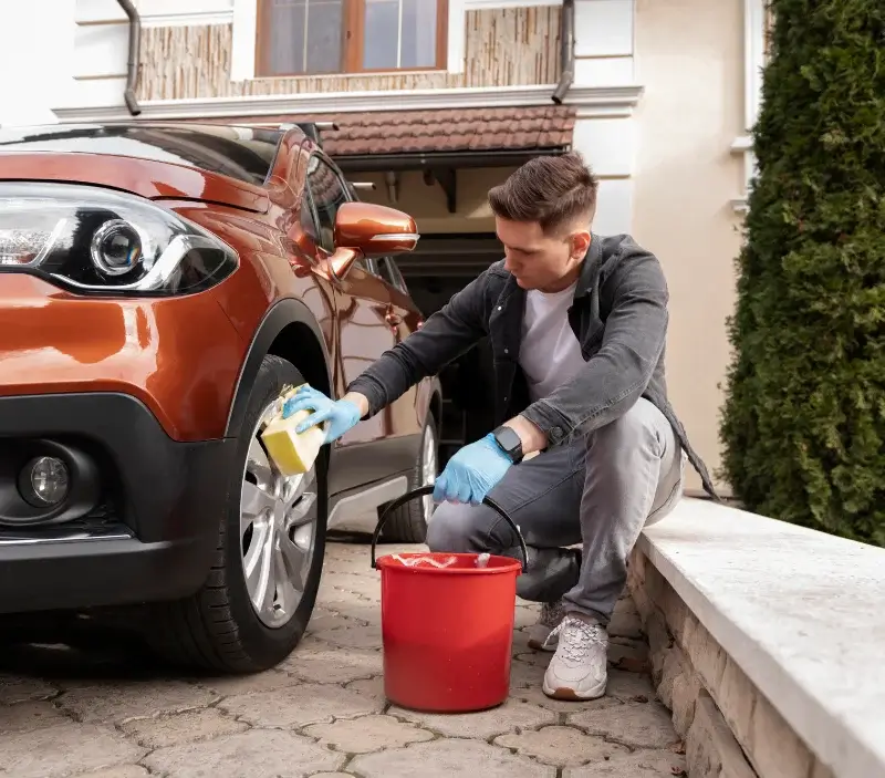 Lavage auto à domicile Puiselet-le-Marais : professionnel intervenant sur un véhicule
